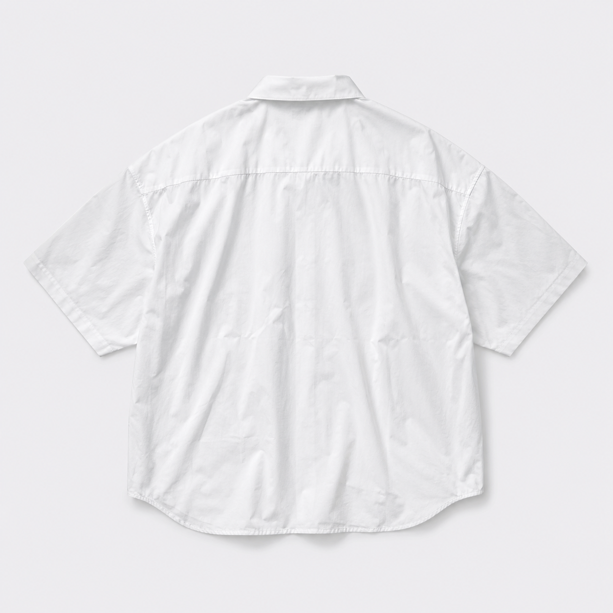 Afterbase Beyaz Oversize Erkek Gömlek model üzerinde ön ve arka görünüm