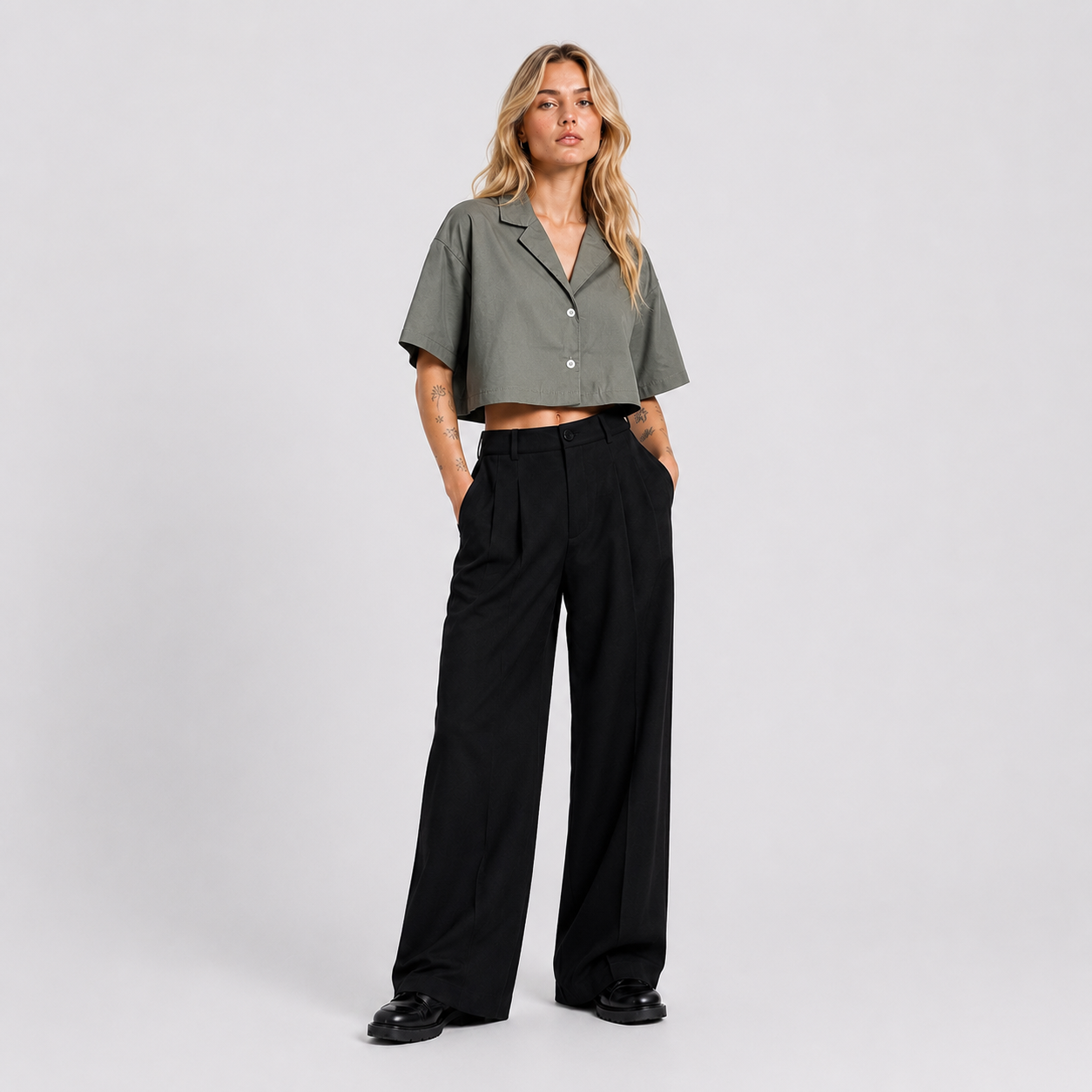 Afterbase Haki Crop Gömlek model üzerinde ön ve arka görünüm