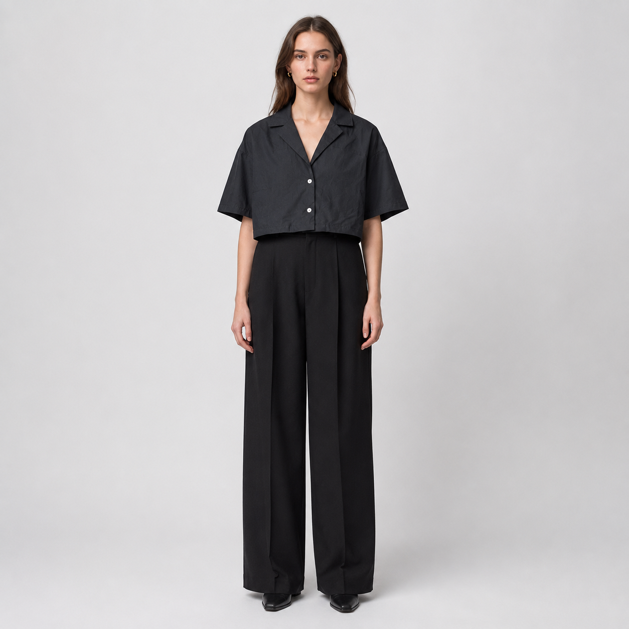 Afterbase Koyu Füme Siyah Crop Gömlek model üzerinde ön ve arka görünüm