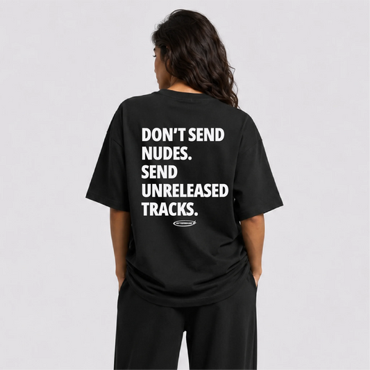 Afterbase Don't Send Nudes siyah oversize tişört - kadın model