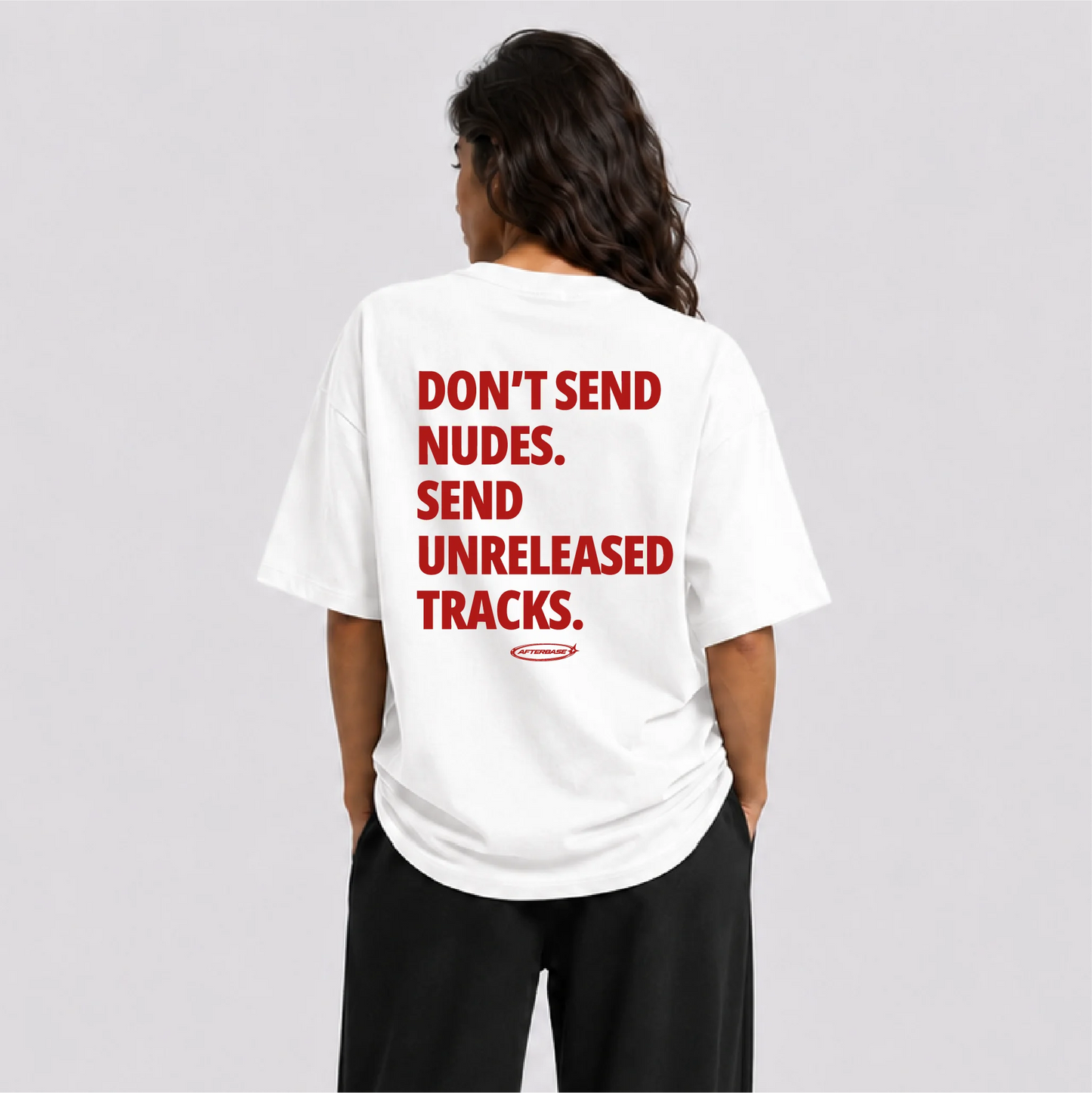 Afterbase Don't Send Nudes beyaz oversize tişört - kadın model